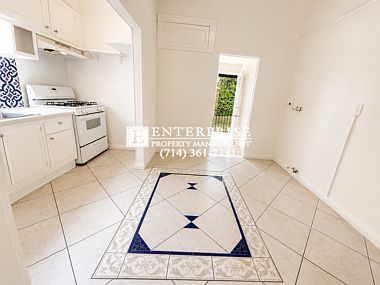 5th image of 2055 N Bush St