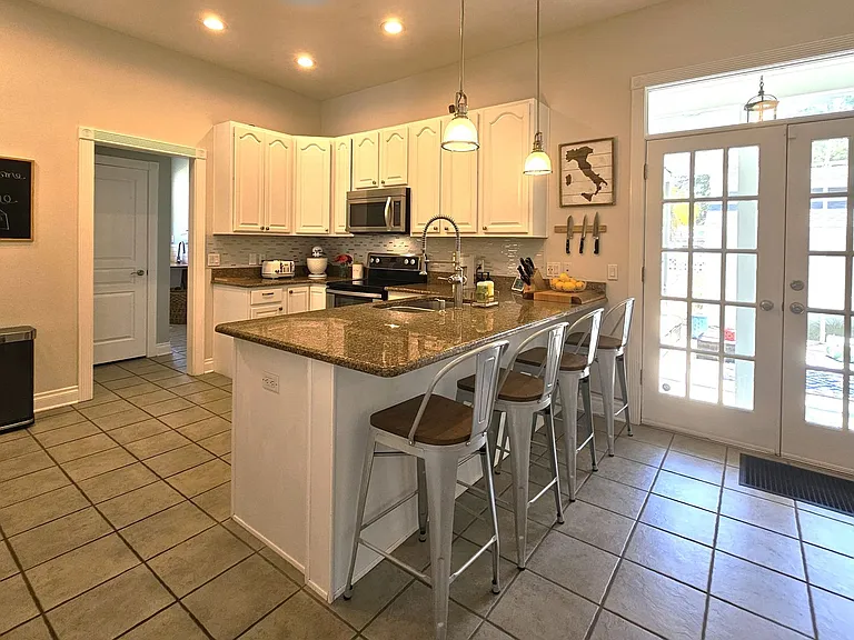 7402 S De Soto St — Photo 15