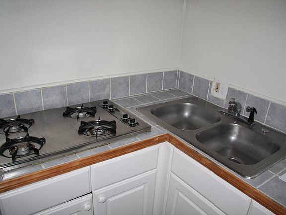 5th image of 712 Amapola Ave
