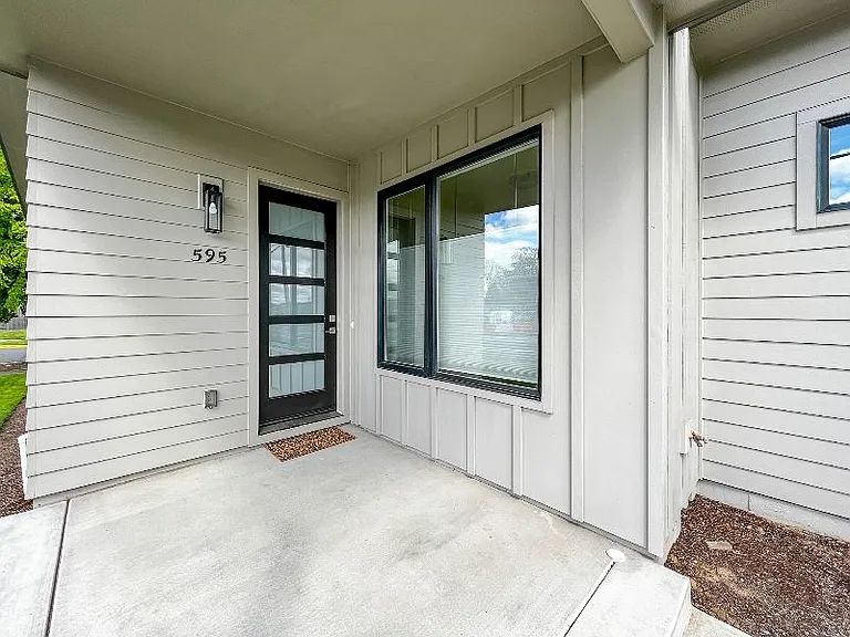 595 Silver Ln — Photo 2