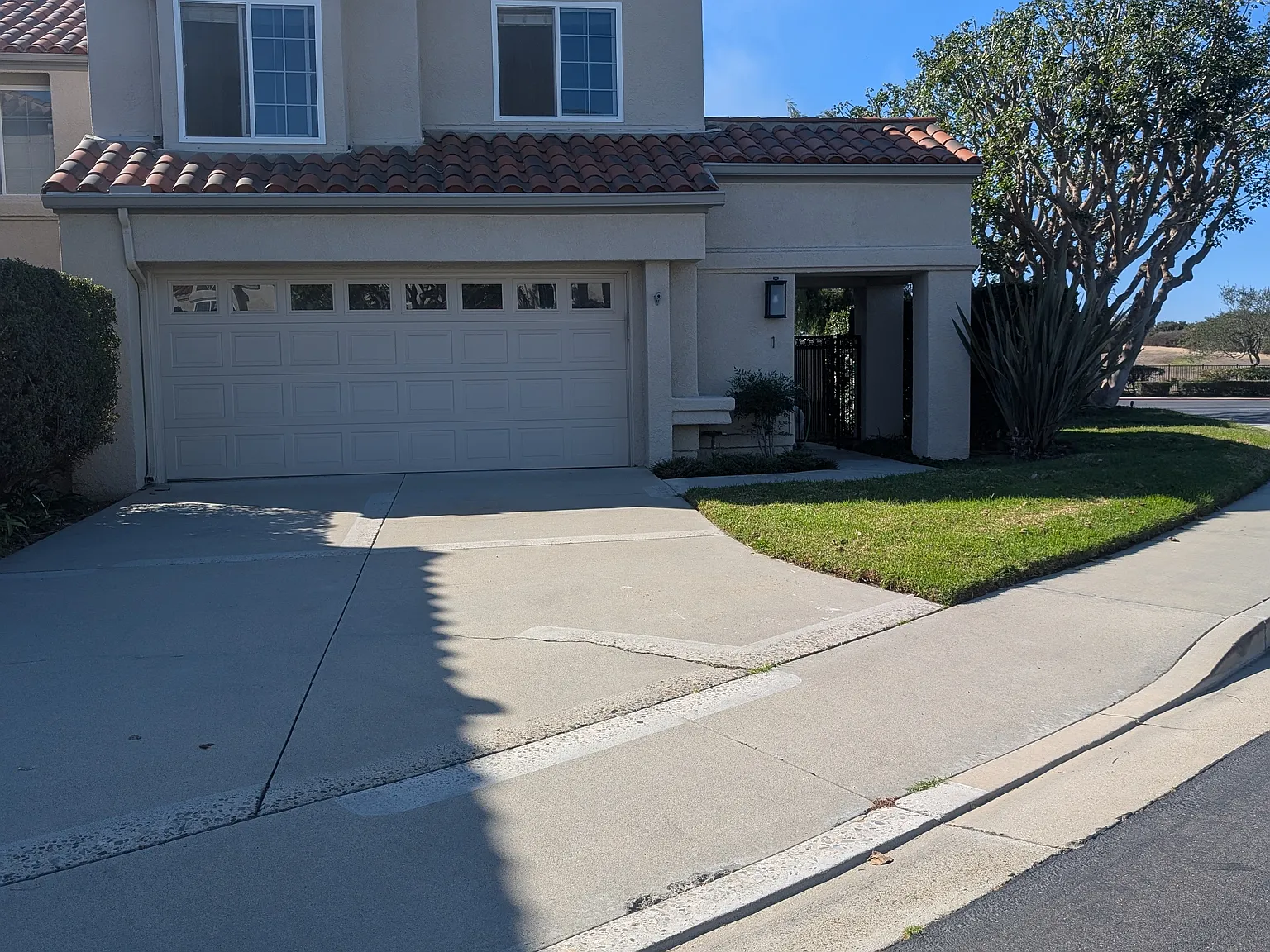 3 bed, 2.5 bath, 2096 sqft, $6,500 — Photo 2