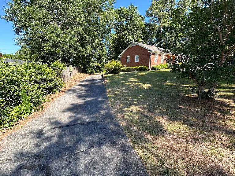 230 Summer Tree Ct #B — Photo 1