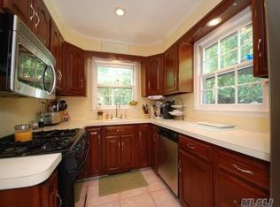 15 Park St, Setauket, NY 11733