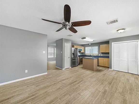 3rd image of 6239 Settlers Square Ln