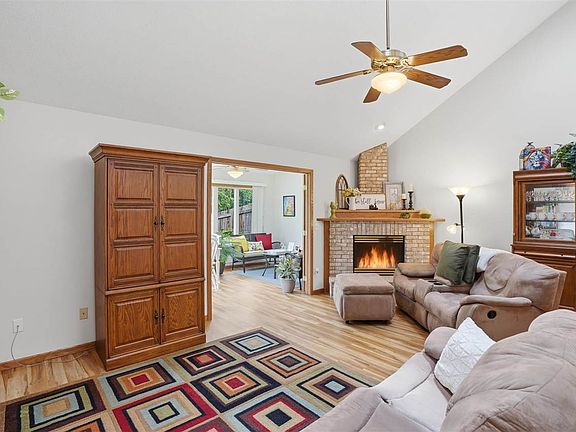 4th image of 218 Stephans St