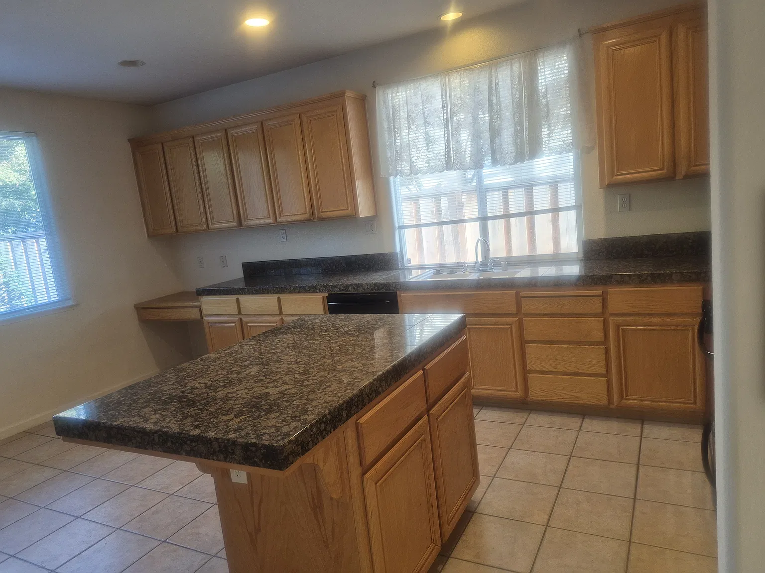 4 bed, 2650 sqft, $5,150 — Photo 4