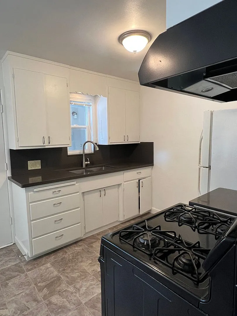 435 Ocean View Ave. — Photo 2