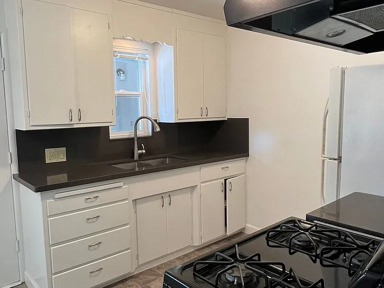 435 Ocean View Ave — Photo 2
