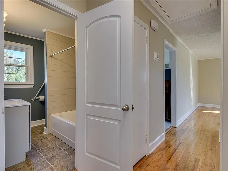 302 Burgess Dr — Photo 22