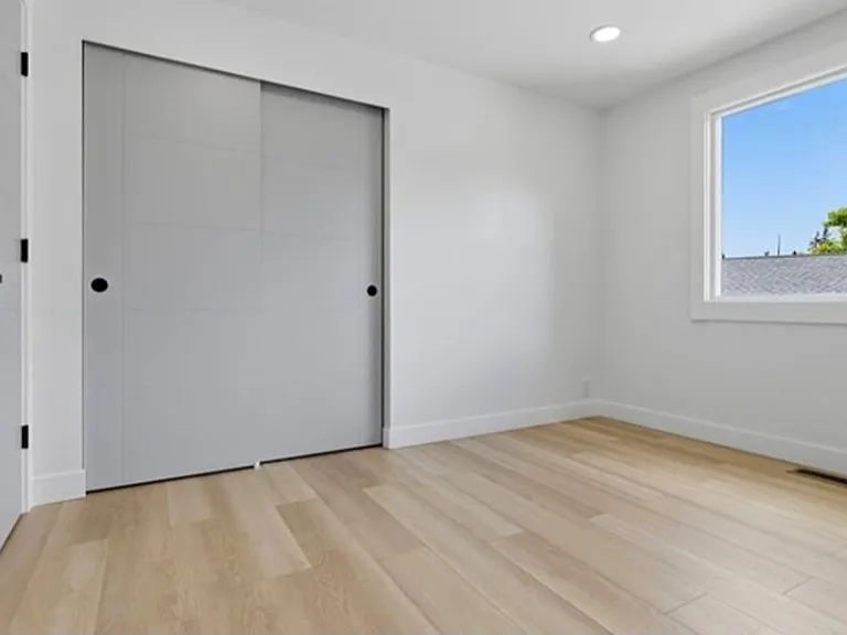 814 NE 185th St — Photo 28