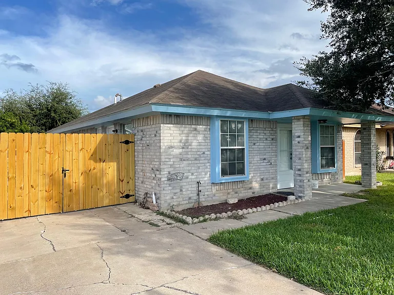 2727 Gibraltar St — Photo 2