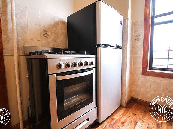 3rd image of 134 Boerum St APT B4