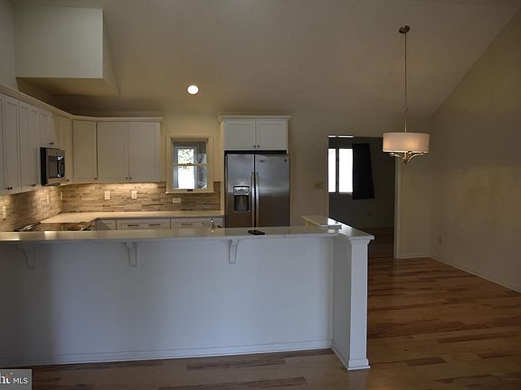 2nd image of 608 Delaware Ct
