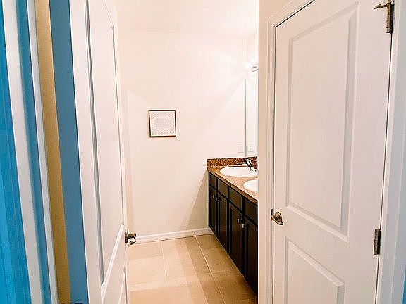 Upstairs guest bath