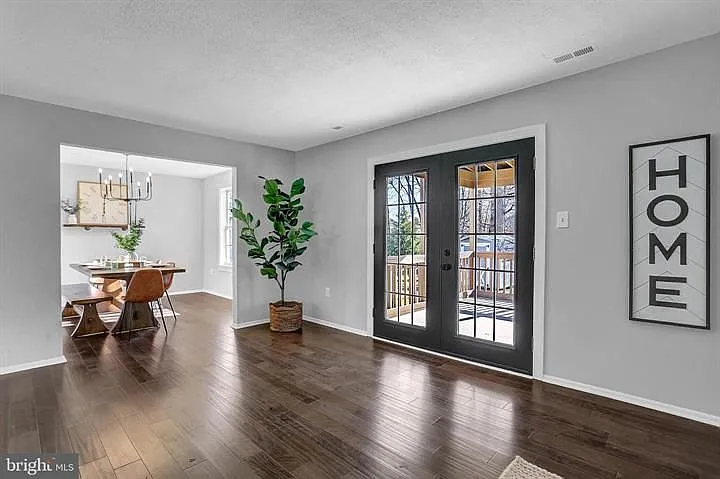 5 bed, 3.0 bath, 2284 sqft, $2,600 — Photo 2