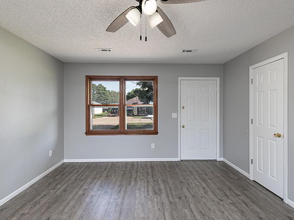 5th image of 320 E Parkview Street