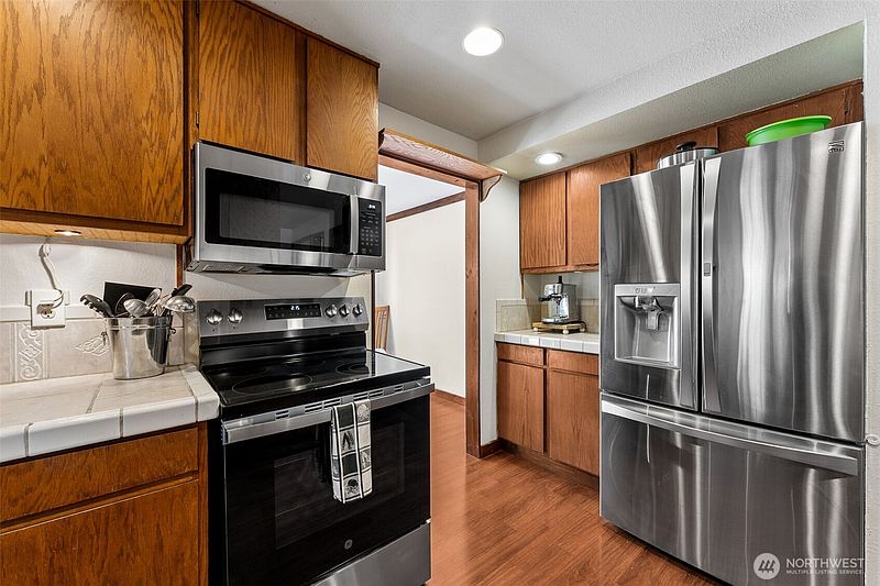 4th image of 2407 SE 8th Place