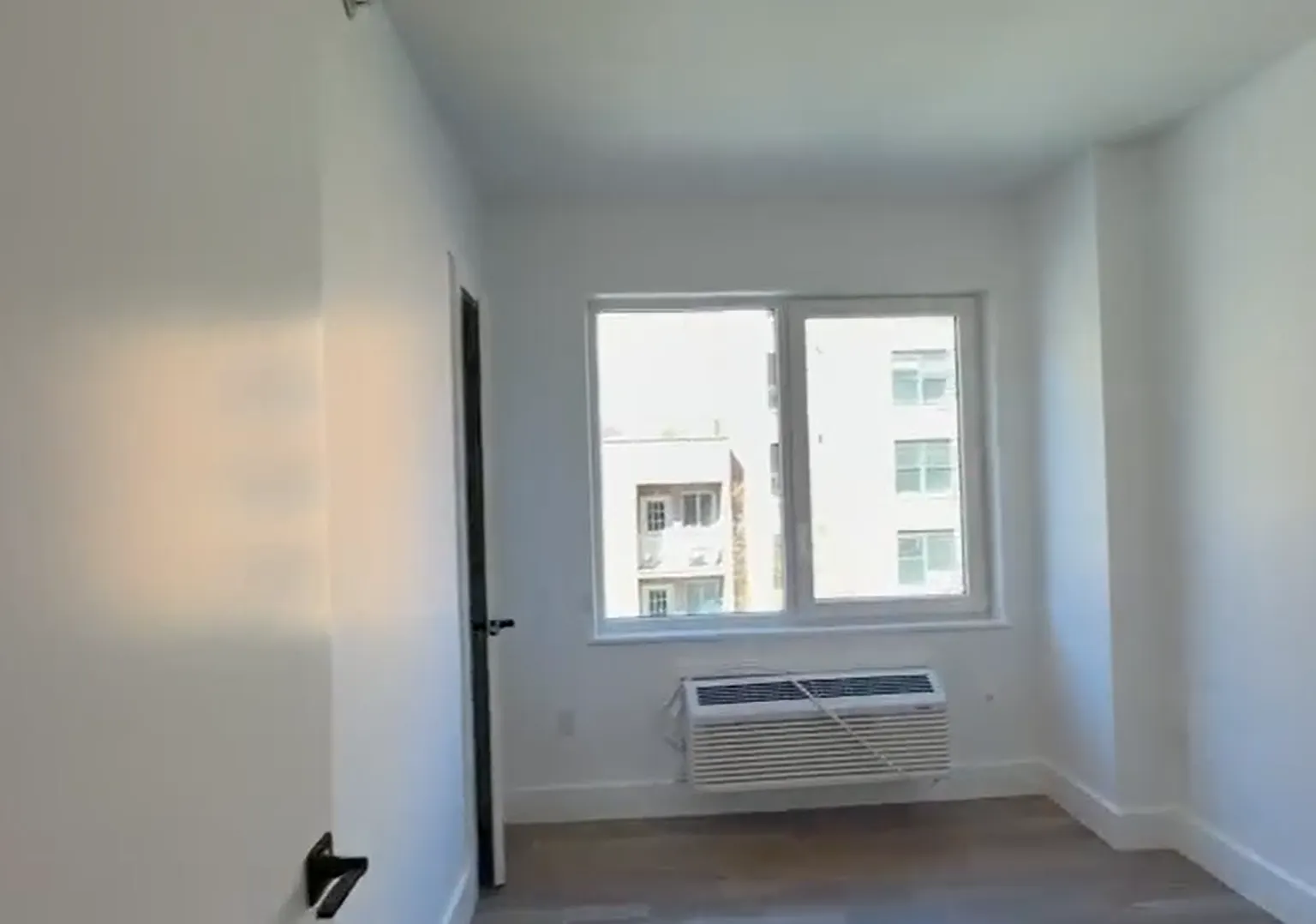 3 bed, 900 sqft, $3,373 — Photo 1