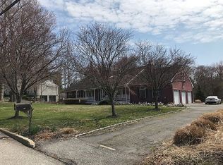 11 Pond View Dr, Wading River, NY 11792