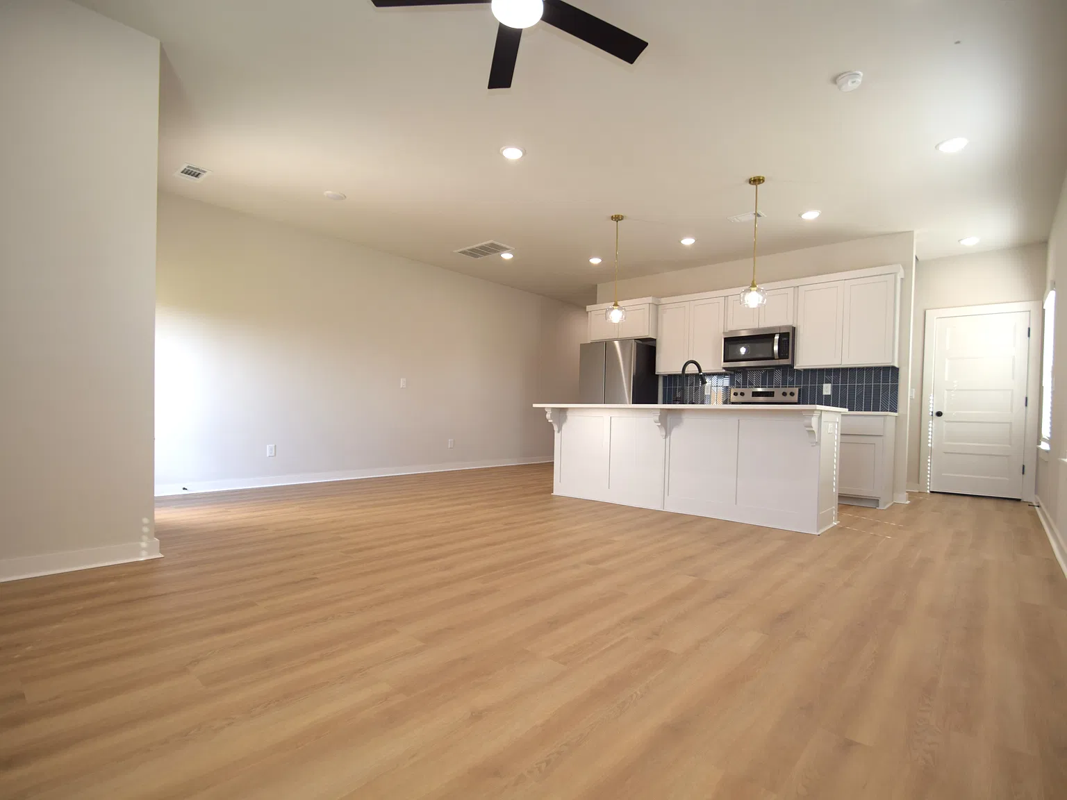 3 bed, 2.5 bath, 1650 sqft, $1,545 — Photo 3