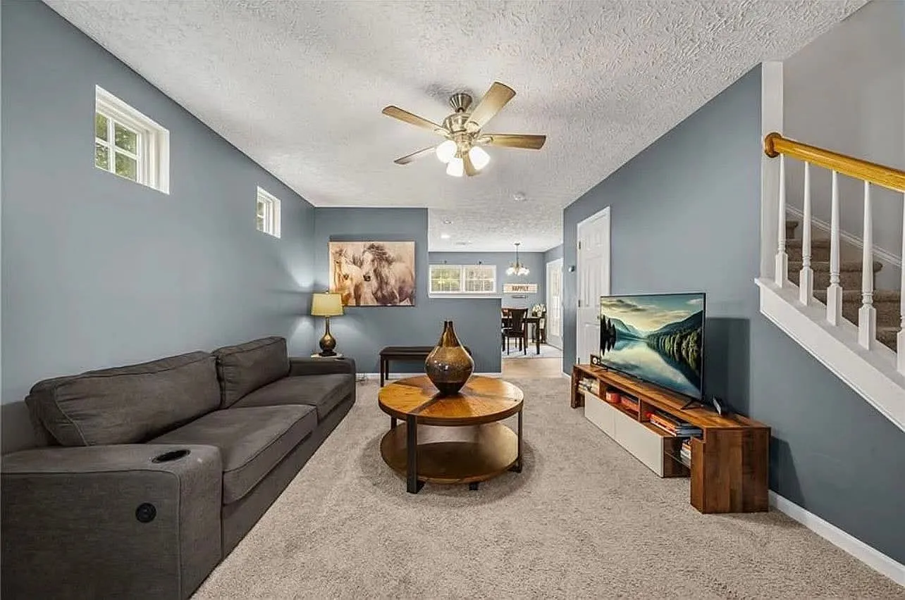 3 bed, 1260 sqft, $2,400 — Photo 1
