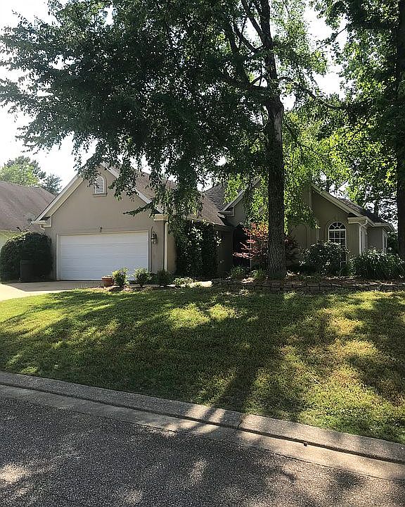 1st image of 124 E Point Dr