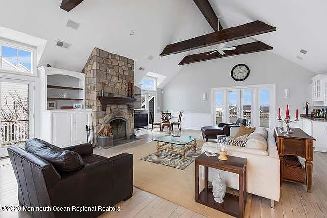 4 bed, 4.5 bath, 3645 sqft, $13,500 — Photo 3