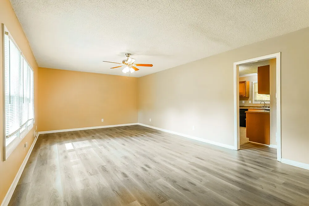 3 bed, 1.5 bath, 1328 sqft, $1,605 — Photo 4