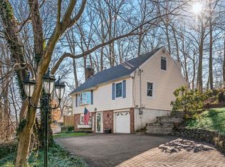 21 Ridgefield Rd, Centerport, NY 11721