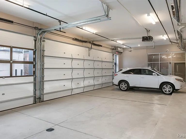 438 Selden St #404 — Photo 35
