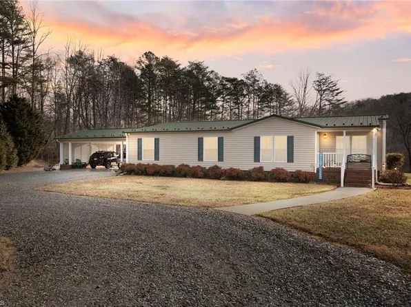 1721 Camp Dogwood Rd, Pinnacle, NC 27043