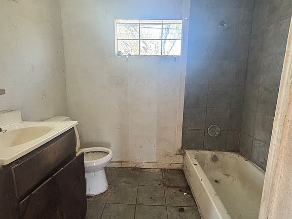 4th image of 1201 E Davis Ave