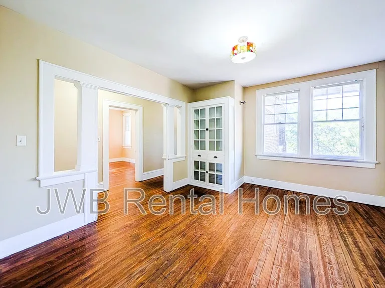 2305 College St — Photo 3