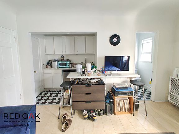 3rd image of 4754 Oakwood Ave #14