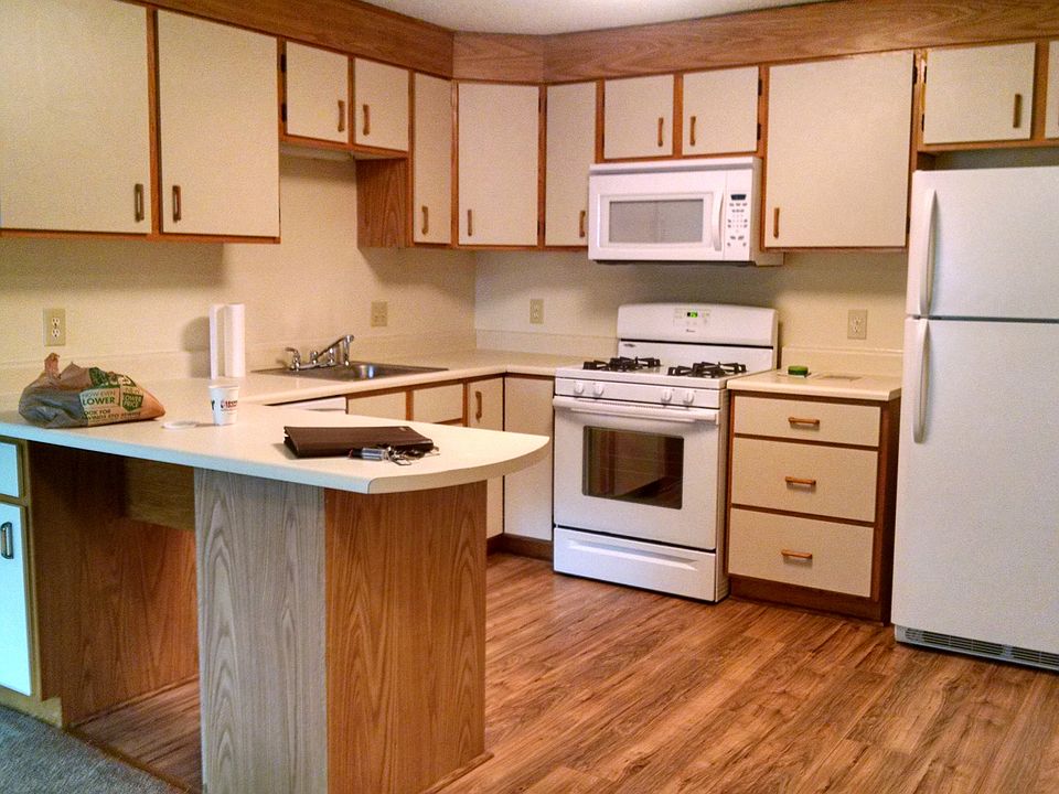 Full Kitchen, dishwasher, gas stove
