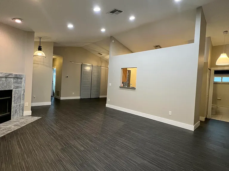 1115 Main St — Photo 2