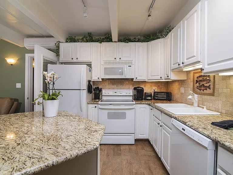 220 E La Bonte St #319 — Photo 3