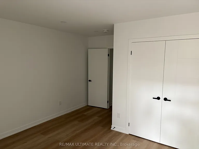 249 Silverthorn Ave #LOWER — Photo 11