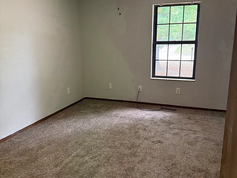 436 S Suburban Ave — Photo 9