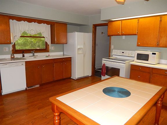 5th image of 905 Eau Claire Blvd