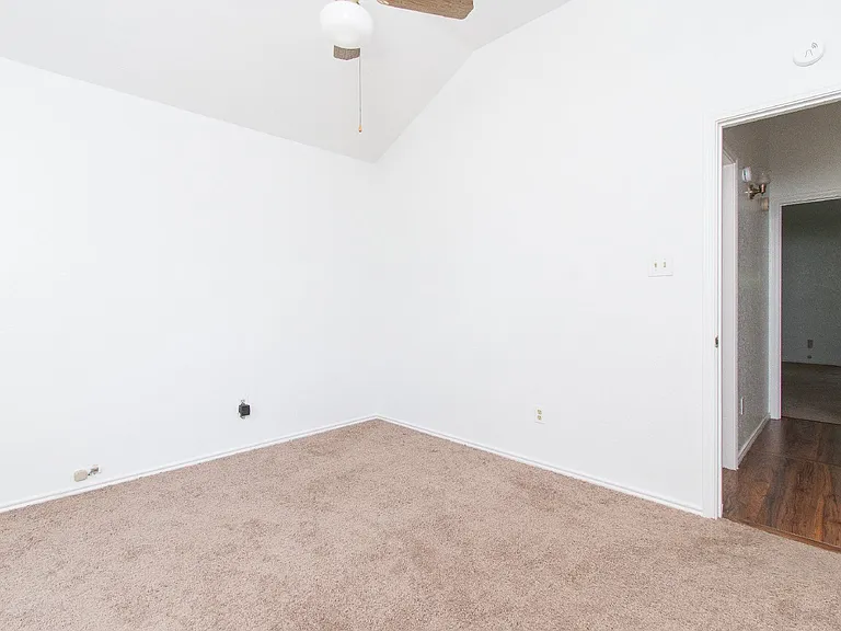 2406 Cactus Dr — Photo 11