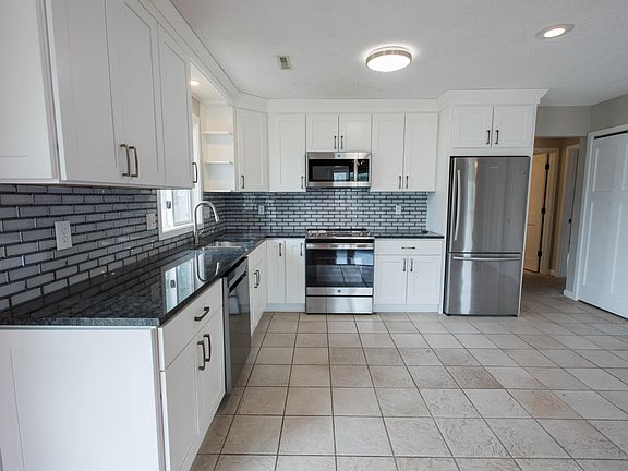 4th image of 525 Augusta Cir