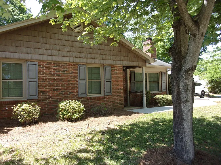 522 N Jones Ave — Photo 2