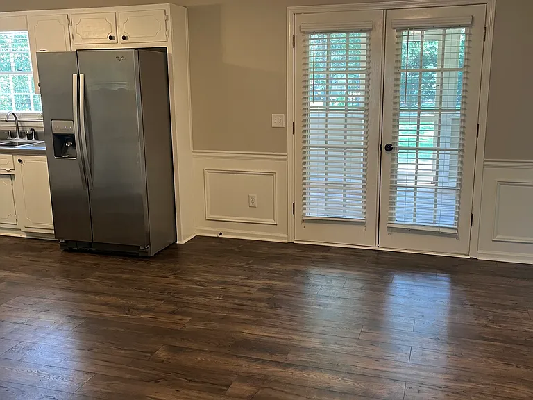 1090 Eugene Ln — Photo 6