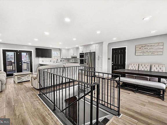 3rd image of 8906 Stauffer Rd