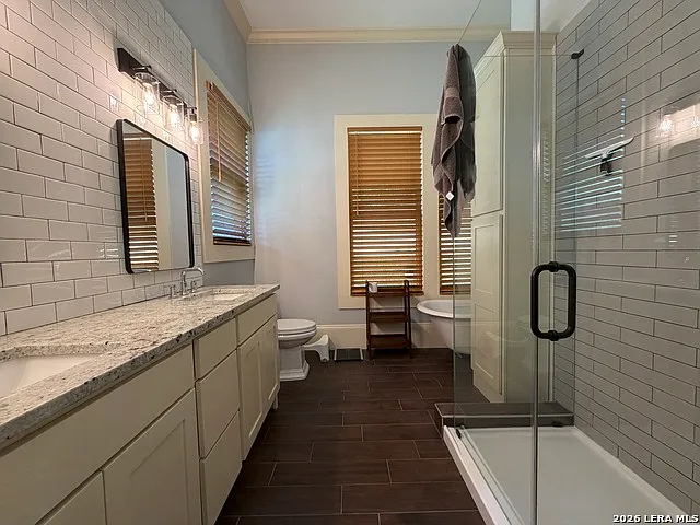 1133 E Crockett St — Photo 22