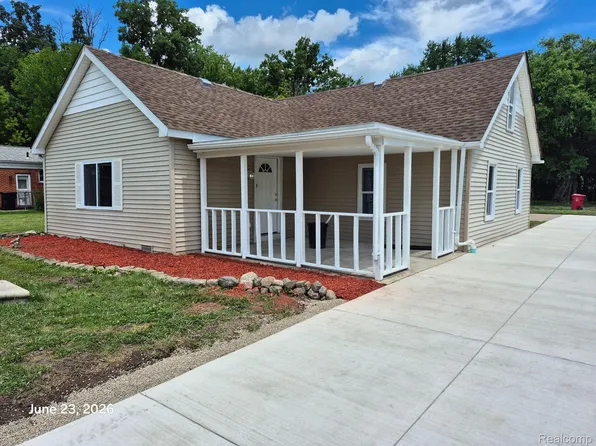 29240 McDonald St, Roseville, MI 48066