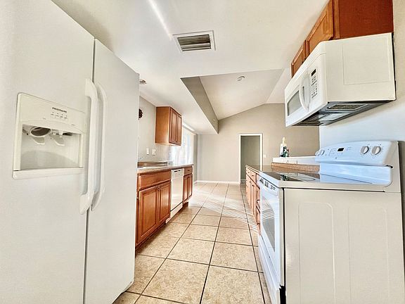 4th image of 546 SE 33rd Ter