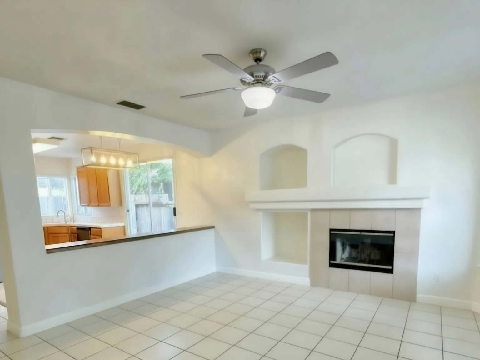 3 bed, 1300 sqft, $2,695 — Photo 2