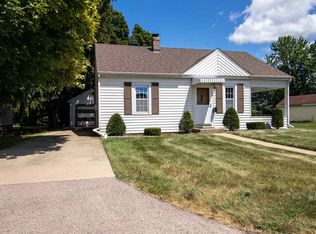 726 Colonial Dr, Machesney Park, IL 61115